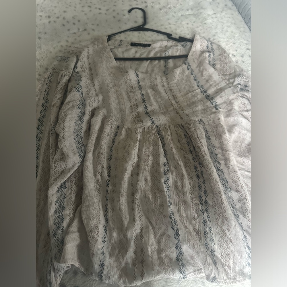 Large women’s Bohemian flowy top light colors adorable